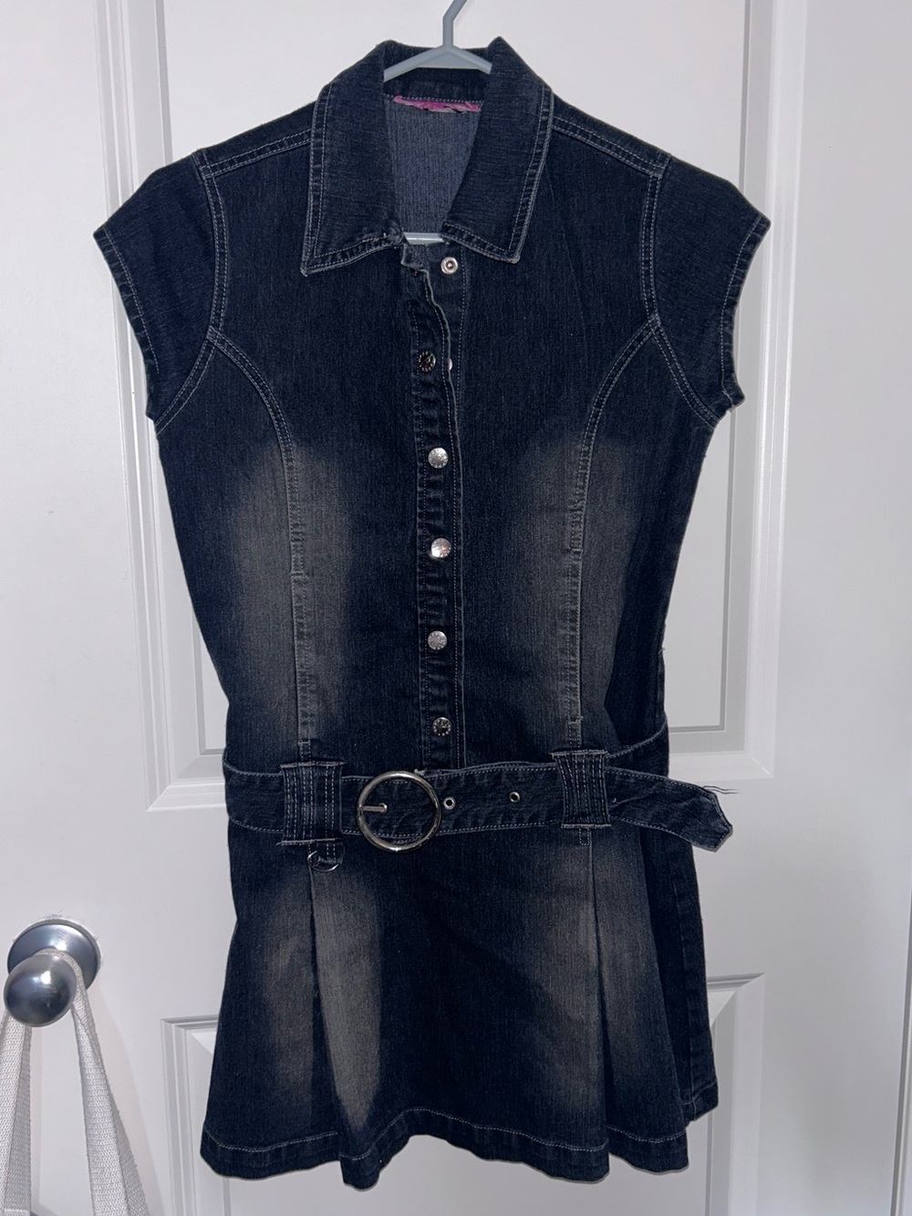 Vintage Pleated Sleeveless Dark Wash Denim Dress with Belt - Picture 2 of 3